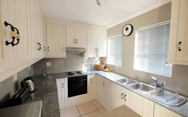 The Pelican - Stunning 3-bedroom Holiday Home in Langebaan