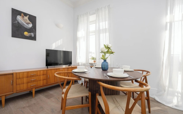 Bright Apartment for 4 by Renters