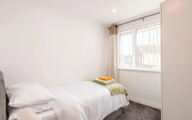 4 bed House - Private Garden - Free Parking