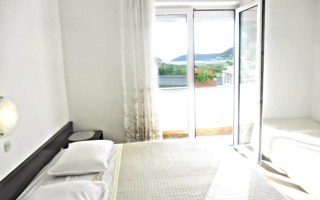 Apartments Josip / Three Bedrooms A1