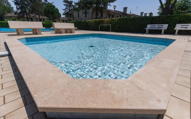 Beautiful Terraced House With Pool and Garden