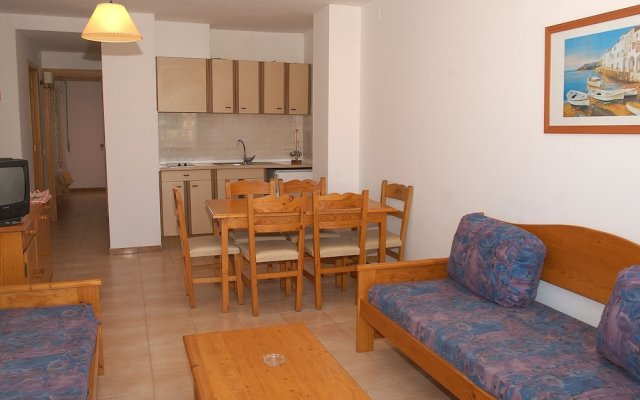 Cozy Apartment in Empuriabrava With Swimming Pool