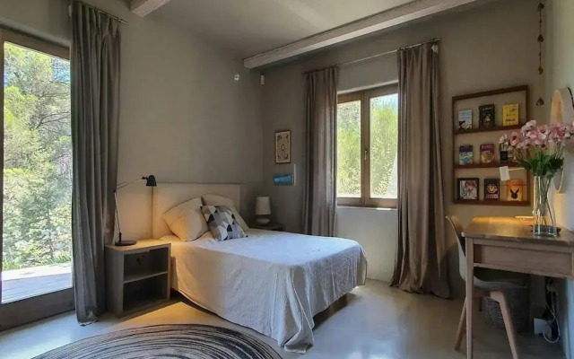 Holiday Home With Wooden-beamed Patio