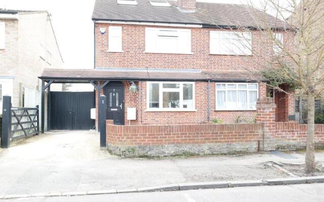 Central Windsor Stunning 4 Bedroom Spacious Modern House