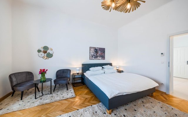 Deluxe Studio With King Size bed and Parking in Krems City