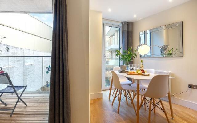 Luxurious Canary Gateway Serviced Apartment