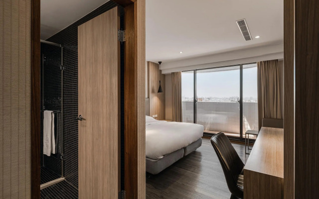 The Riverside Hotel International