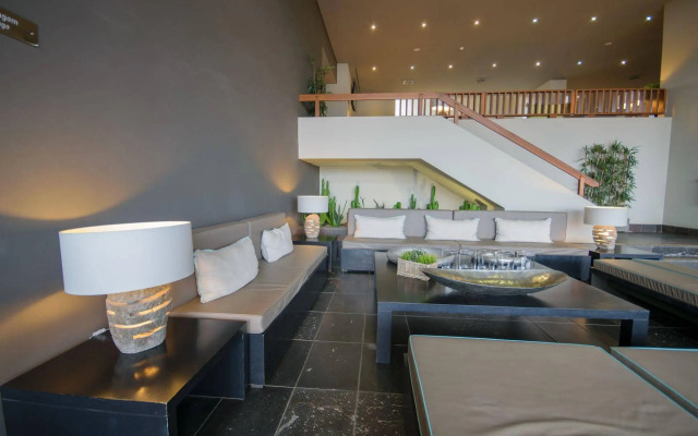 Hotel Oasis Salinas Sea