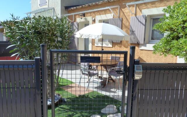 appart cosy avec son exterieur chaleureux,piscine et parking prive