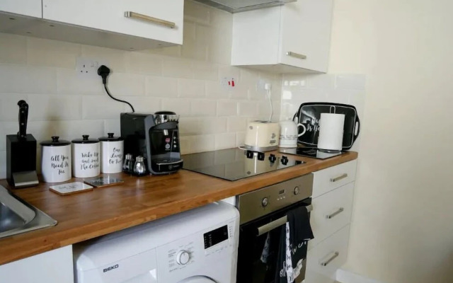 Newly Refurbished Modern Apt 10