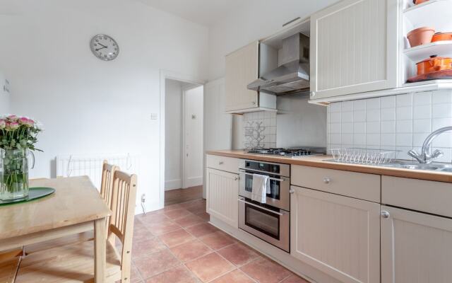 Spacious 4 Bedroom House Close to Tooting Station