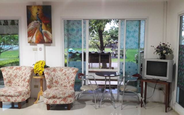 RoomQuest Chonburi Phanat Nikhom