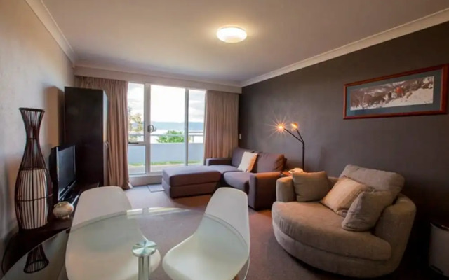 Horizons 414 - Lake Jindabyne Waterfront