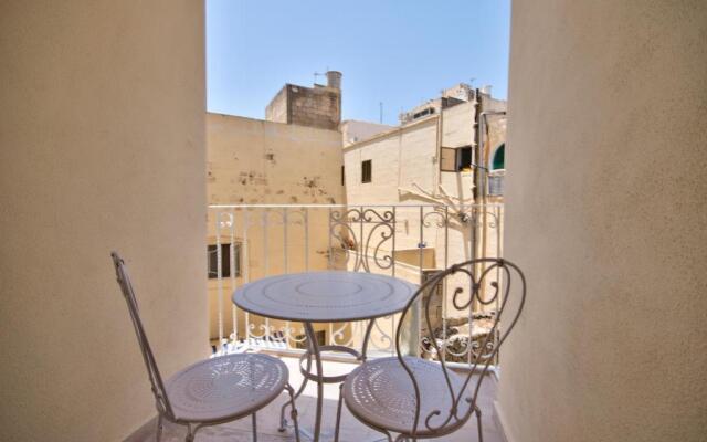 Elegant 4-bedroom Sliema Town House with Jacuzzi