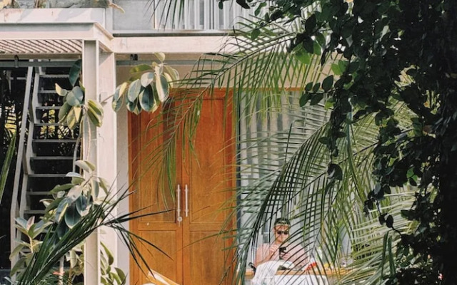 SUNKISS pool.bed.cafe