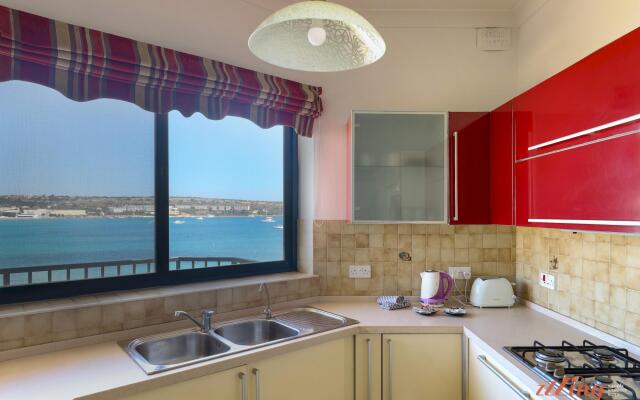 Seafront 2 Bedroom Apartment Overlooking Bay