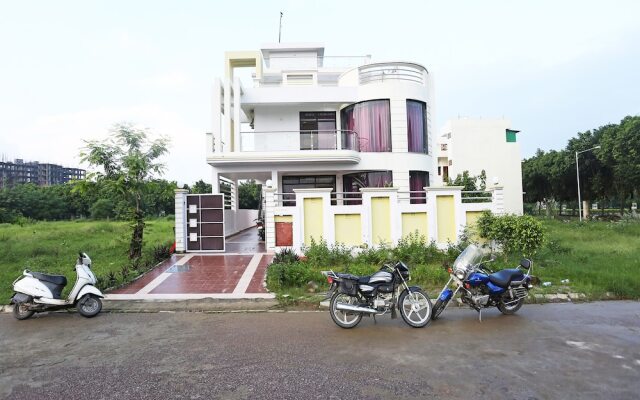 FabHotel Raj Inn Golf City