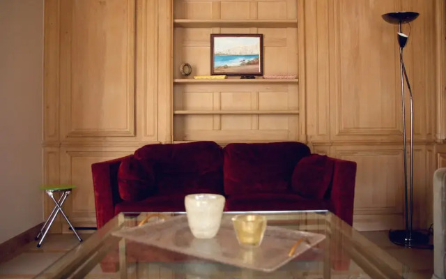 Pelicanstay at Avenue George V Paris