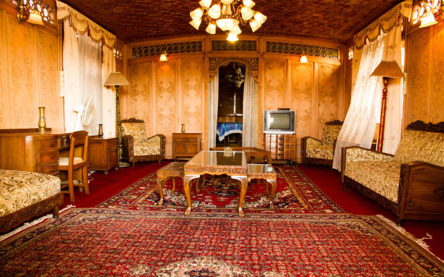 Kharpalace group of houseboats