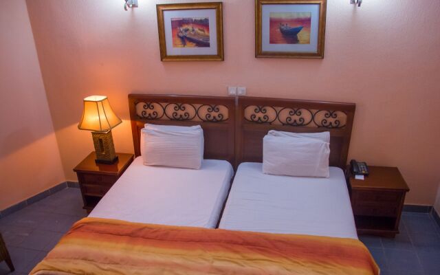 Dees Hotels, Apartments and Suites