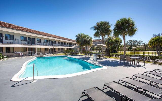 Super 8 By Wyndham Naples