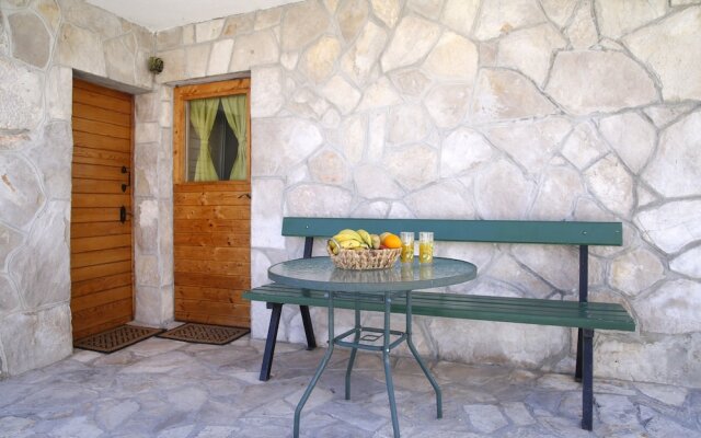 Rustic Stone House Bajeli with Jacuzzi