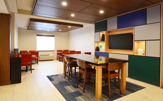 Holiday Inn Express Pittsburgh-Bridgeville by IHG