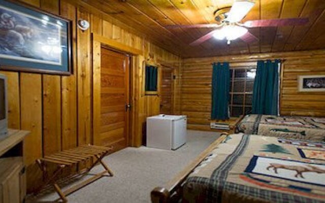 Twin Pines Lodge & Cabins