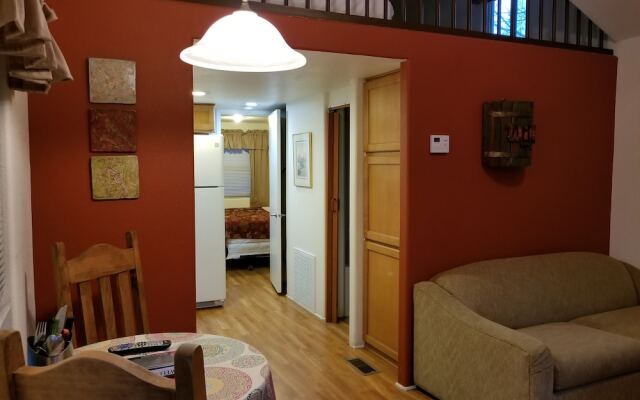 Mendelbaum Winery Guest Cabins