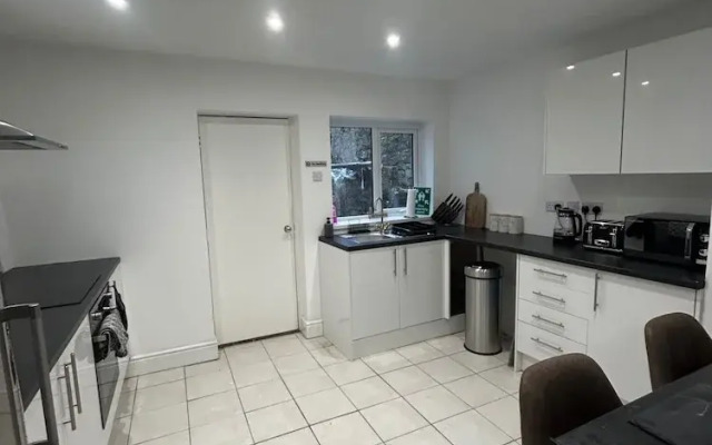 Modern Cosy Spacious 4 Bedroom House