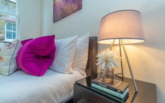Modern Two Bedroom Apartment in Hammersmith - 203a, London