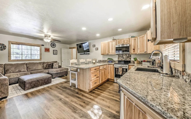 Ruidoso Vacation Rental w/ Covered Hot Tub!