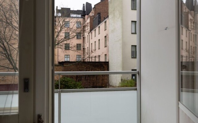 2ndhomes Renovated 1BR Home w Balcony
