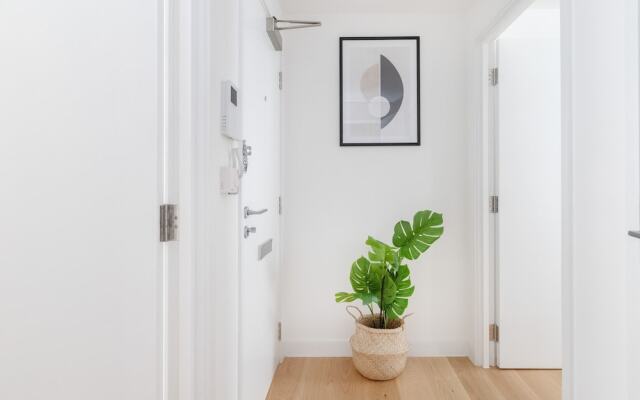 Modern 1BR with Balcony by Soho