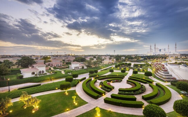 The Ritz-Carlton Abu Dhabi, Grand Canal