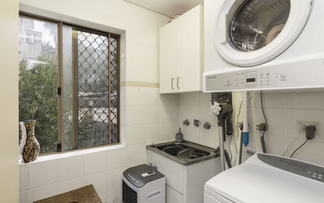 Coogee Beach With AC Close To Beach And City