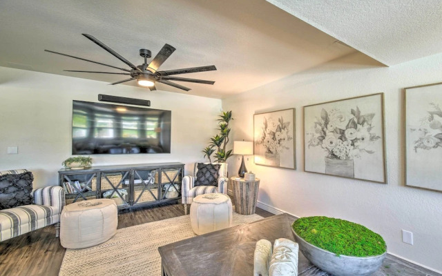 Modern Phoenix Home: Poolside Family Retreat!