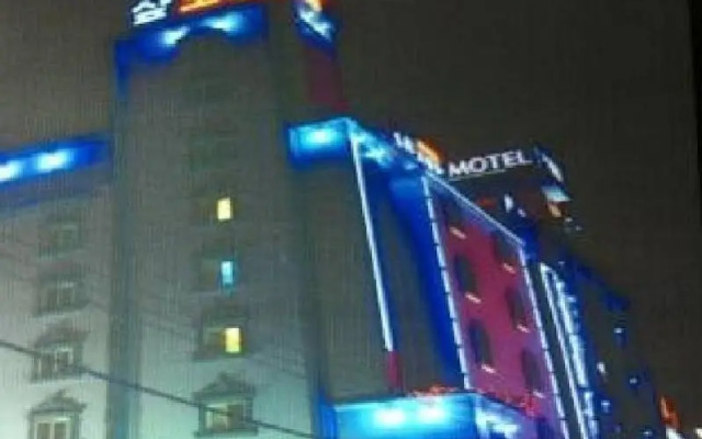 Sharp Motel