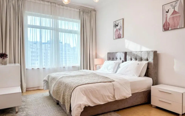 Bright 2BR Apartment with Garden View