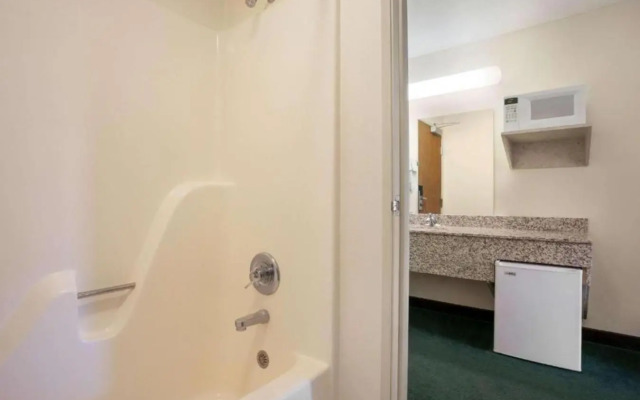 Travelodge by Wyndham Morrill