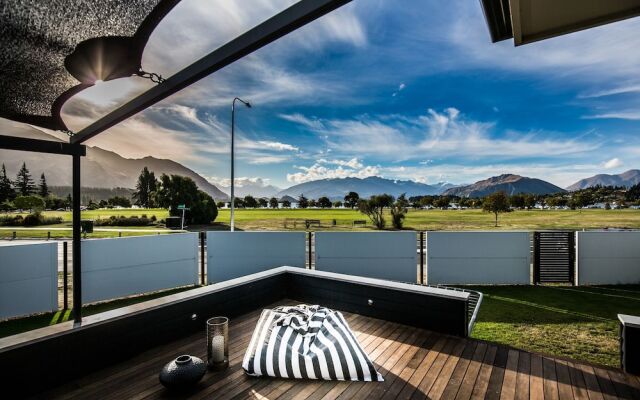 Wanaka Lakefront Gem