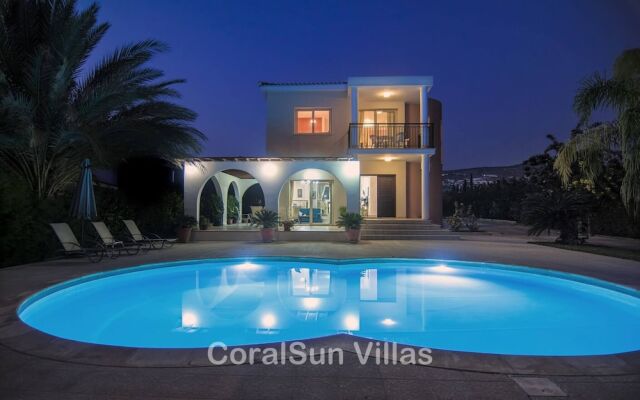 Amazing Pool, Complete Privacy, Amenities and Beach Nearby