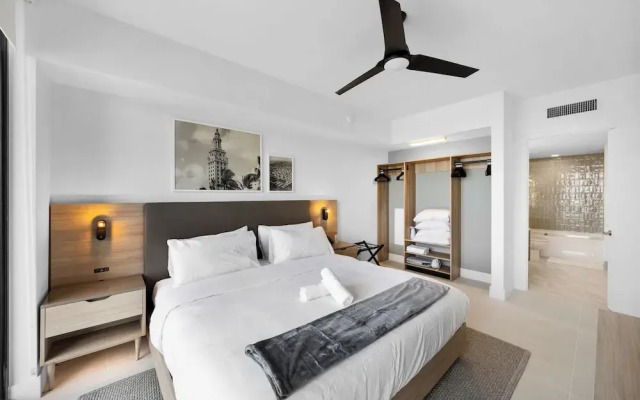 Skyline Retreat Chic 1-BR with City View