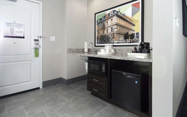 Hampton Inn & Suites Raleigh Downtown