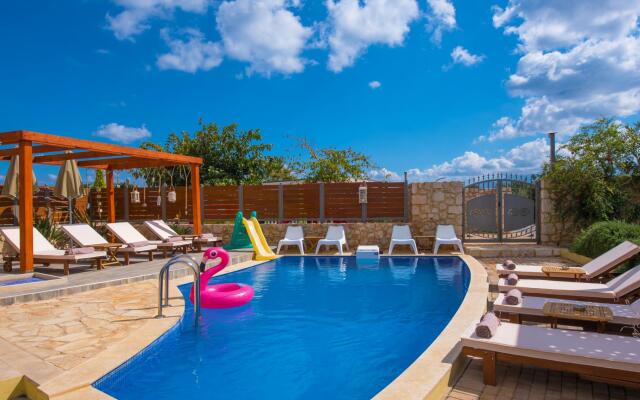 Sunshine Villa with Private Pool