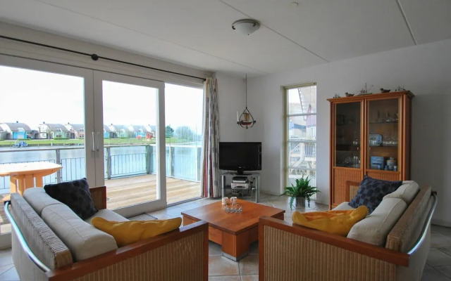 Thatched Villa by Ijsselmeer