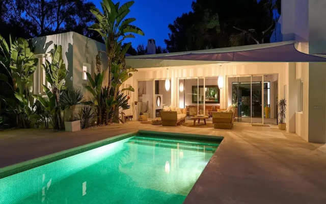 Lavish Villa Near Cala Llonga