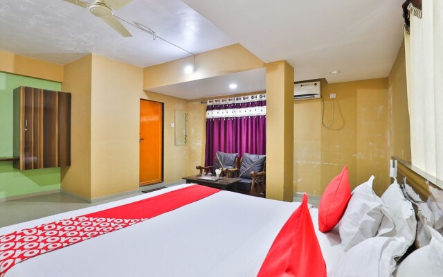 OYO 24833 Hotel Silver