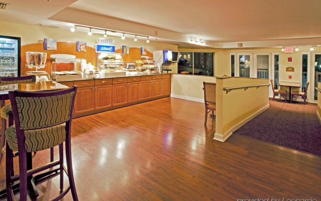 Holiday Inn Express & Suites Bradenton West by IHG