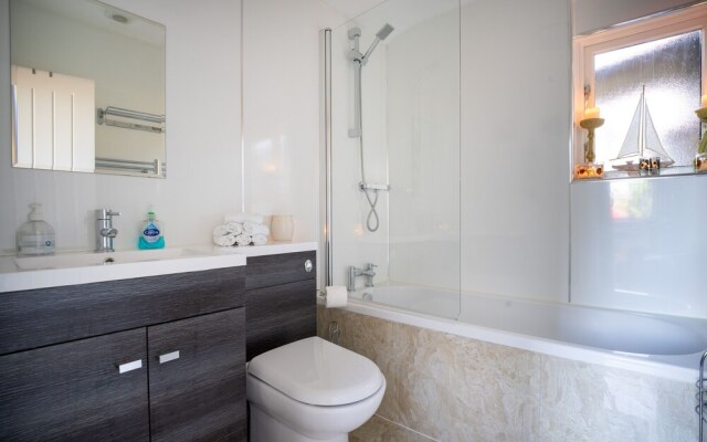 The Mews, With Free Private Parking, Windermere